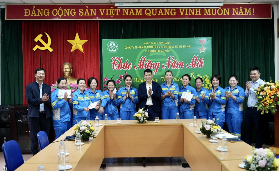 Chủ tịch UBND quận Ho&agrave;n Kiếm Phạm Tuấn Long thăm hỏi, ch&uacute;c tết c&ocirc;ng nh&acirc;n vệ sinh m&ocirc;i trường.