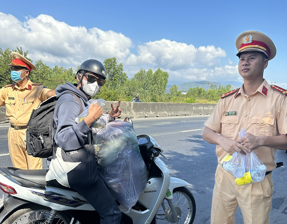 Nhiều người d&acirc;n cảm thấy phấn khởi trước h&agrave;nh động tử tế của lực lượng CSGT C&ocirc;ng an tỉnh Kh&aacute;nh H&ograve;a.