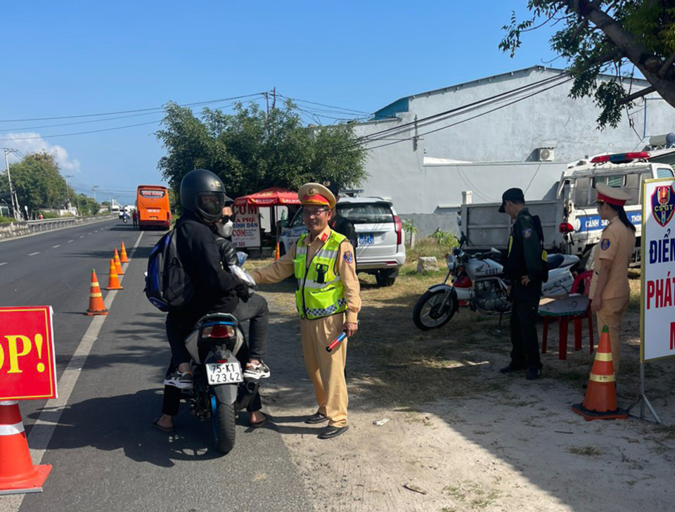 Lực lượng CSGT C&ocirc;ng an tỉnh Kh&aacute;nh H&ograve;a kh&ocirc;ng qu&ecirc;n ch&uacute;c người d&acirc;n l&aacute;i xe an to&agrave;n v&agrave; đ&uacute;ng Luật Giao th&ocirc;ng.