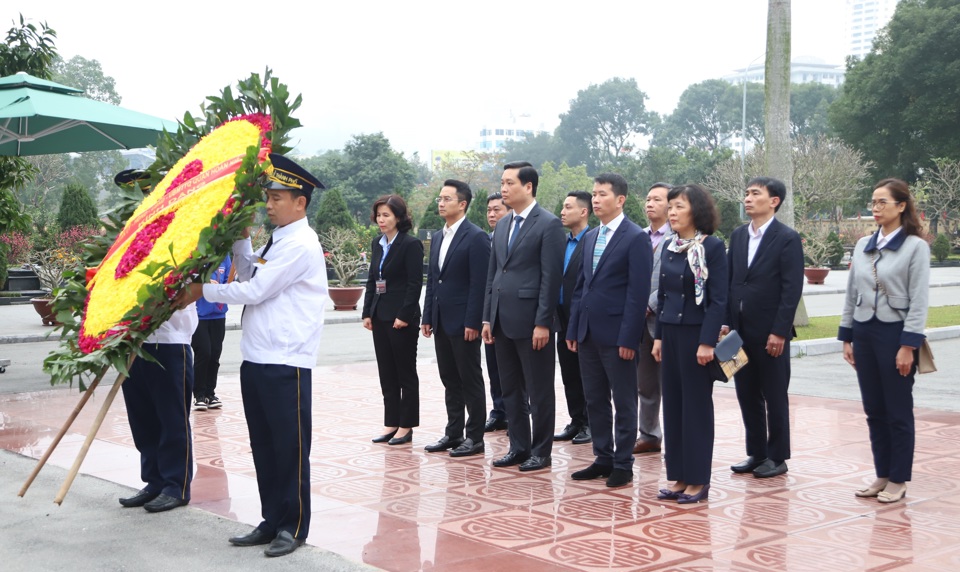 Đo&agrave;n đại biểu do Ph&oacute; B&iacute; thư Thường trực Quận ủy Ho&agrave;n Kiếm Nguyễn Quốc Kh&aacute;nh; Ph&oacute; B&iacute; thư Quận ủy, Chủ tịch UBND quận Ho&agrave;n Kiếm Phạm Tuấn Long dẫn đầu&nbsp;d&acirc;ng hương tưởng niệm c&aacute;c anh h&ugrave;ng liệt sỹ tại Nghĩa trang&nbsp; Mai Dịch&nbsp; v&agrave; Nghĩa trang liệt sỹ Nhổn &ndash;H&agrave; Nội&nbsp;