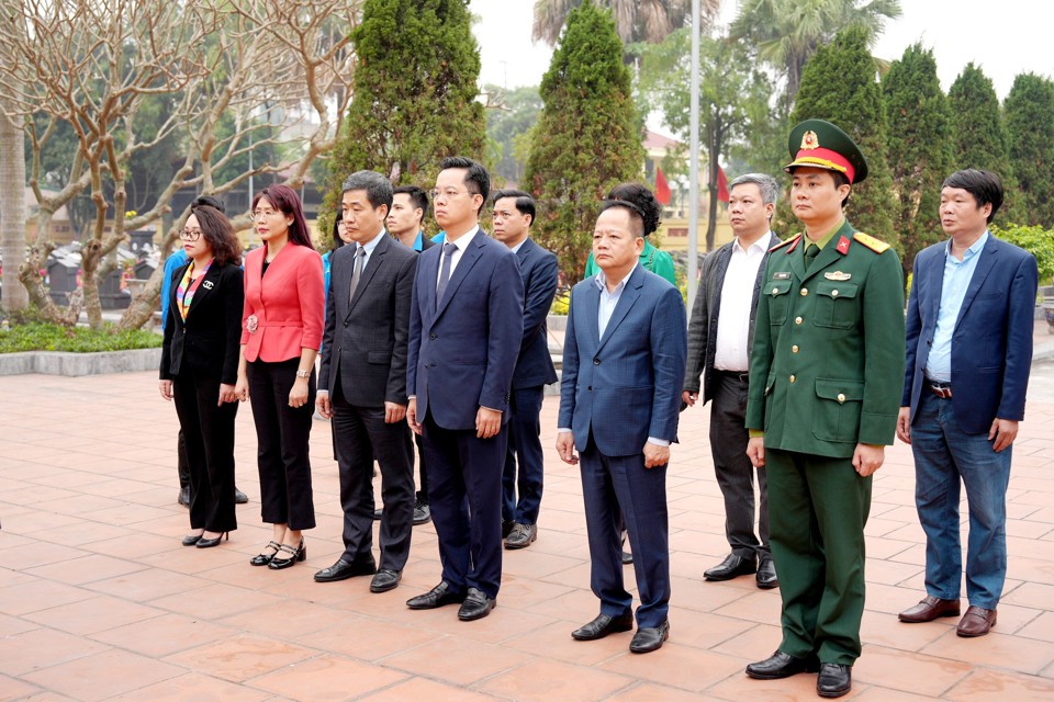 Đo&agrave;n đại biểu quận Ho&agrave;n Kiếm do B&iacute; thư Quận ủy, Chủ tịch HĐND quận Ho&agrave;n Kiếm Vũ Đăng Định dẫn đầu d&acirc;ng hương tưởng niệm c&aacute;c anh h&ugrave;ng liệt sỹ tại&nbsp;Nghĩa trang liệt sỹ Ngọc Hồi&nbsp;