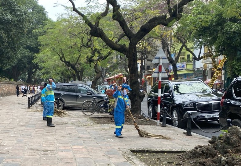 C&ugrave;ng với việc đảm bảo vệ sinh m&ocirc;i trường, Chi nh&aacute;nh Đống Đa sẽ tổ chức dọn dẹp đảm bảo vệ sinh m&ocirc;i trường quanh c&aacute;c điểm di t&iacute;ch lịch sử, khu vực thu h&uacute;t đ&ocirc;ng đảo Nh&acirc;n d&acirc;n v&agrave; du kh&aacute;ch trong dịp Tết Nguy&ecirc;n đ&aacute;n.