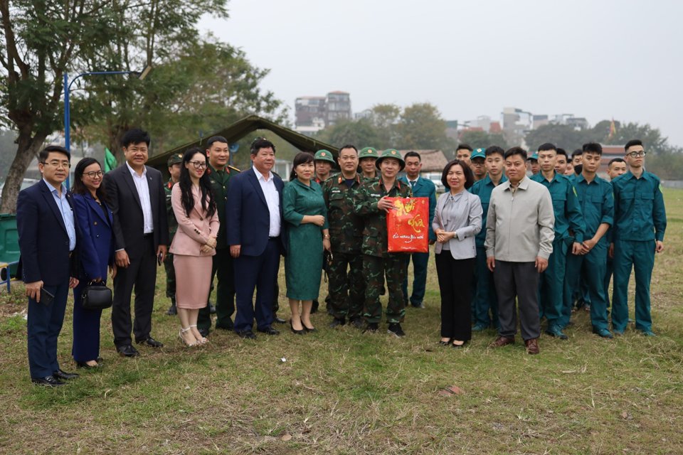 L&atilde;nh đạo quận T&acirc;y Hồ thăm, ch&uacute;c Tết c&aacute;c đơn vị l&agrave;m nhiệm vụ chuẩn bị cho chương tr&igrave;nh bắn ph&aacute;o hoa tại Hồ T&acirc;y.