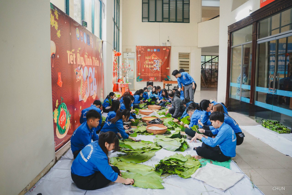 T&igrave;nh nguyện vi&ecirc;n tham gia g&oacute;i b&aacute;nh chưng d&agrave;nh tặng người c&oacute; ho&agrave;n cảnh kh&oacute; khăn tr&ecirc;n địa b&agrave;n H&agrave; Nội.