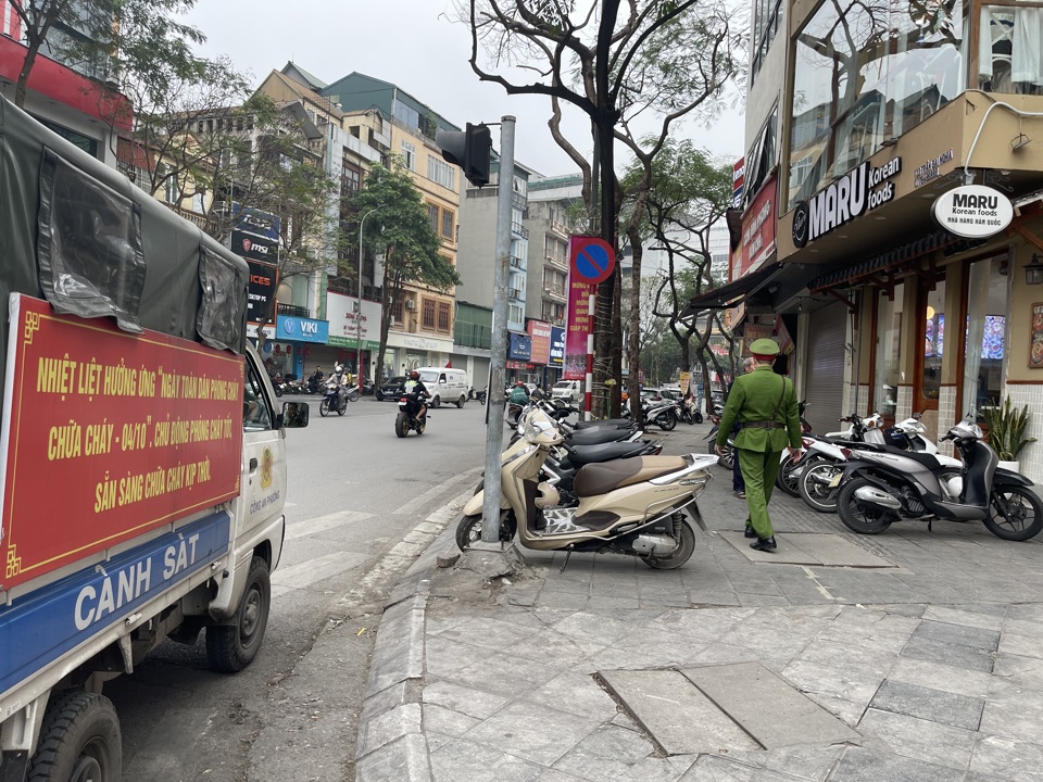 Phường Bách Khoa duy trì trật tự đô thị ngày cận Tết - Ảnh 1