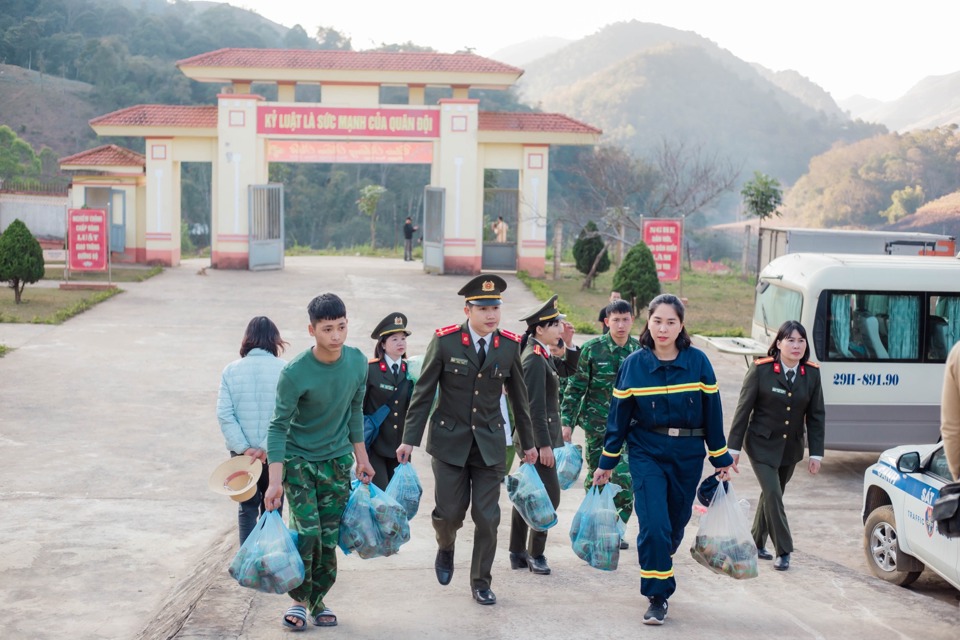 Đo&agrave;n c&ocirc;ng t&aacute;c của C&ocirc;ng an quận T&acirc;y hồ thăm&nbsp;Đồn bi&ecirc;n ph&ograve;ng x&atilde; Phi&ecirc;ng Pằn.