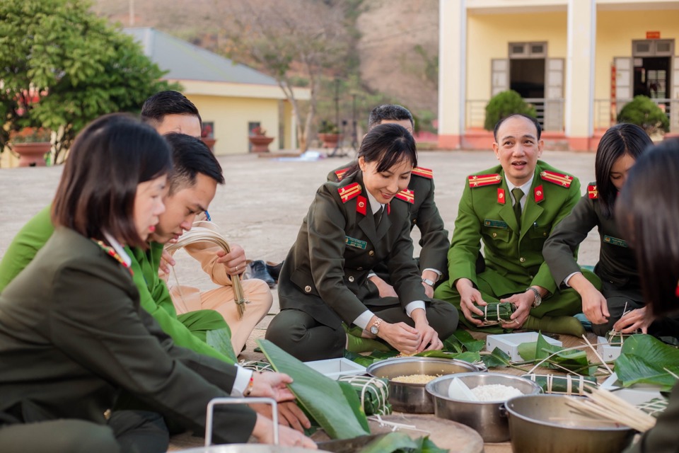 C&ocirc;ng an quận T&acirc;y Hồ tham gia g&oacute;i b&aacute;nh chưng tặng đồng b&agrave;o d&acirc;n tộc.