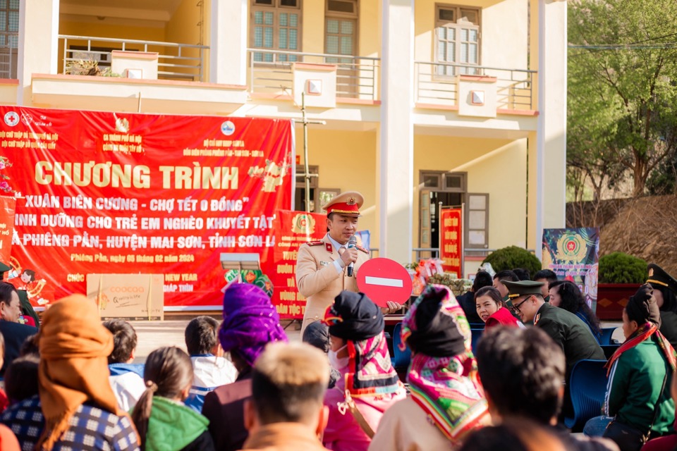 C&ocirc;ng an quận T&acirc;y Hồ tổ chức tuy&ecirc;n truyền, hướng dẫn luật giao th&ocirc;ng cho đồng b&agrave;o d&acirc;n tộc x&atilde;&nbsp;Phi&ecirc;ng Pằn.