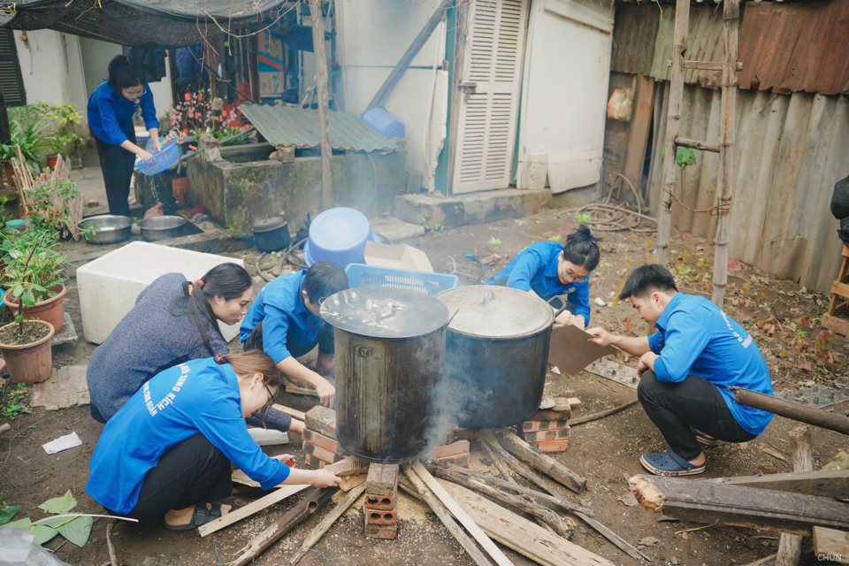 B&aacute;nh chưng được nấu tại x&oacute;m chạy thận Ngọc Hồi (huyện Thanh Tr&igrave;).