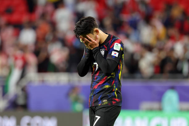 Son Heung Min bật khóc sau khi tuyển Hàn Quốc bị loại khỏi VCK Asian Cup 2023. Ảnh: Getty.