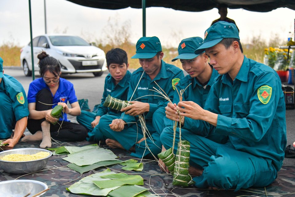 Nhiều chiến sĩ khi tham gia g&oacute;i b&aacute;nh, cho rằng đ&acirc;y l&agrave; hoạt động thiết thực v&agrave; đầy &yacute; nghĩa n&agrave;y đ&atilde; tạo kh&iacute; thế vui tươi, đo&agrave;n kết, ấm &aacute;p trong những ng&agrave;y cuối năm, động vi&ecirc;n tinh thần c&aacute;n bộ, chiến sĩ đang thực hiện nhiệm vụ trực tết tại Hải đội. (Ảnh Phương Vũ)