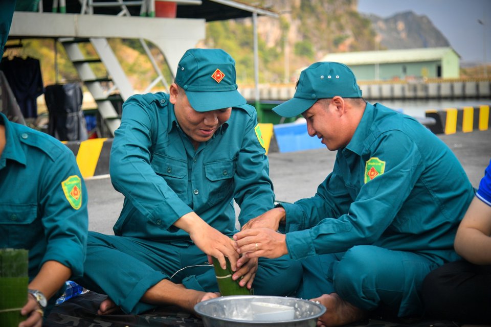 Mới lần đầu được tham gia g&oacute;i b&aacute;nh nhiều chiến sĩ c&ograve;n bỡ ngỡ, nhưng trong kh&ocirc;ng kh&iacute; vui tươi, phấn khởi c&aacute;n bộ, chiến sĩ, đo&agrave;n vi&ecirc;n thanh ni&ecirc;n c&aacute;c cơ quan đơn vị đ&atilde; l&agrave;m tốt c&ocirc;ng t&aacute;c chuẩn bị, sơ chế nguy&ecirc;n liệu thực phẩm v&agrave; g&oacute;i b&aacute;nh, nấu b&aacute;nh. (Ảnh Phương Vũ)