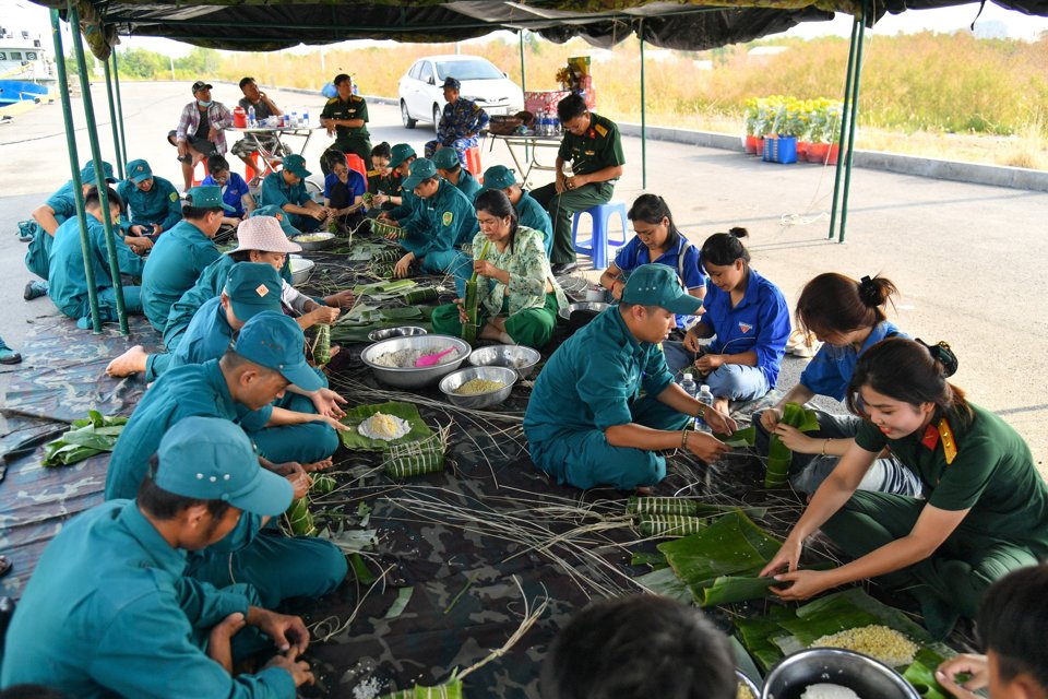 Tham gia hoạt động g&oacute;i b&aacute;nh t&eacute;t c&oacute; gần 30 c&aacute;n bộ, chiến sĩ Hải đội D&acirc;n qu&acirc;n Thường trực, đo&agrave;n thanh ni&ecirc;n Ph&ograve;ng Tham mưu, Bộ CHQS tỉnh, đo&agrave;n vi&ecirc;n, thanh ni&ecirc;n, phụ nữ thuộc c&aacute;c x&atilde; nơi đơn vị đ&oacute;ng qu&acirc;n. (Ảnh Phương Vũ)