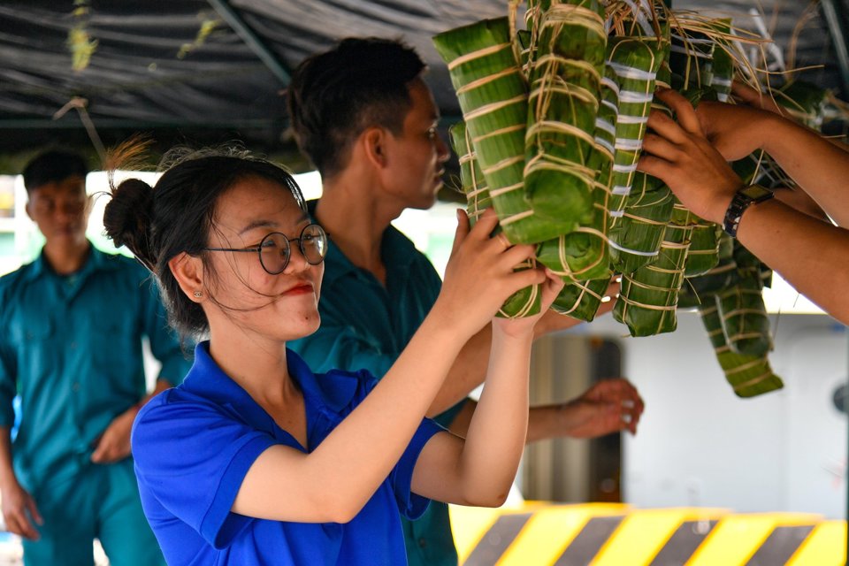 Đồng thời, th&ocirc;ng qua hoạt động n&agrave;y cũng nhằm giữ g&igrave;n v&agrave; ph&aacute;t huy c&aacute;c gi&aacute; trị văn h&oacute;a truyền thống của d&acirc;n tộc, phong tục, tập qu&aacute;n của địa phương về ng&agrave;y Tết cổ truyền của d&acirc;n tộc. (Ảnh Phương Vũ)