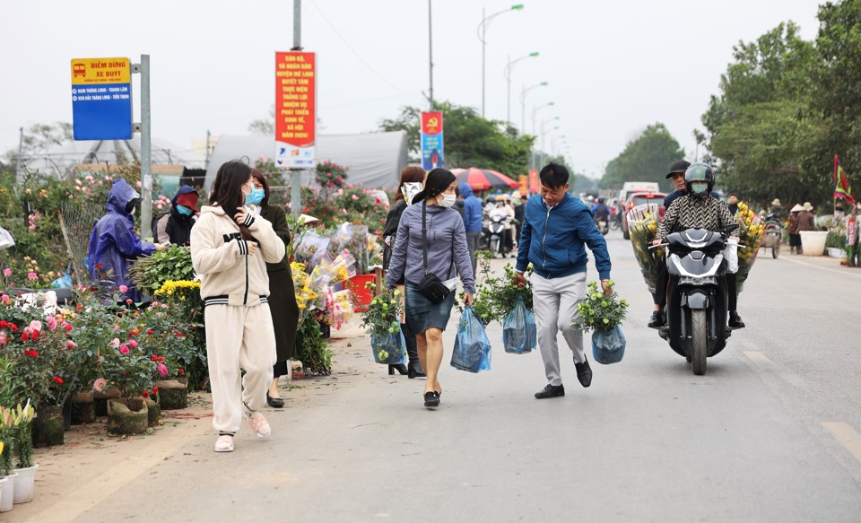 29 Tết, hoa tươi, trái cây đồng loạt tăng giá - Ảnh 4