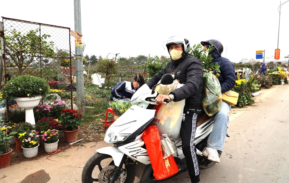 29 Tết, hoa tươi, trái cây đồng loạt tăng giá - Ảnh 5