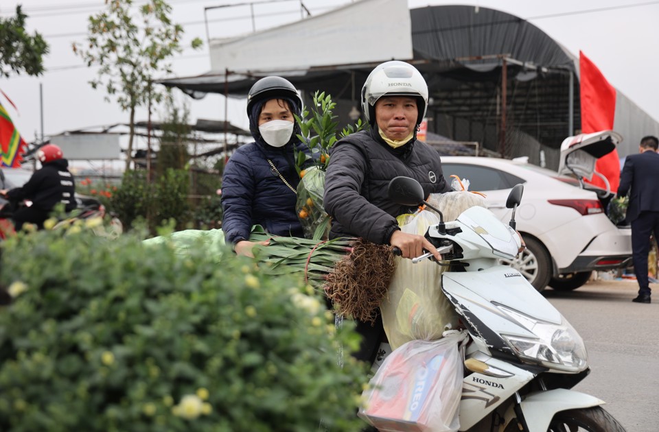 29 Tết, hoa tươi, trái cây đồng loạt tăng giá - Ảnh 8