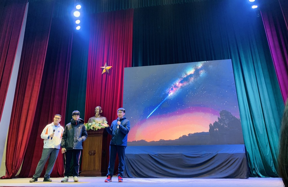 3 chàng trai Olympic quốc tế Thiên văn học và Vật lý thiên văn chia sẻ kiến thức và trải nghiệm thi quốc tế IOAA