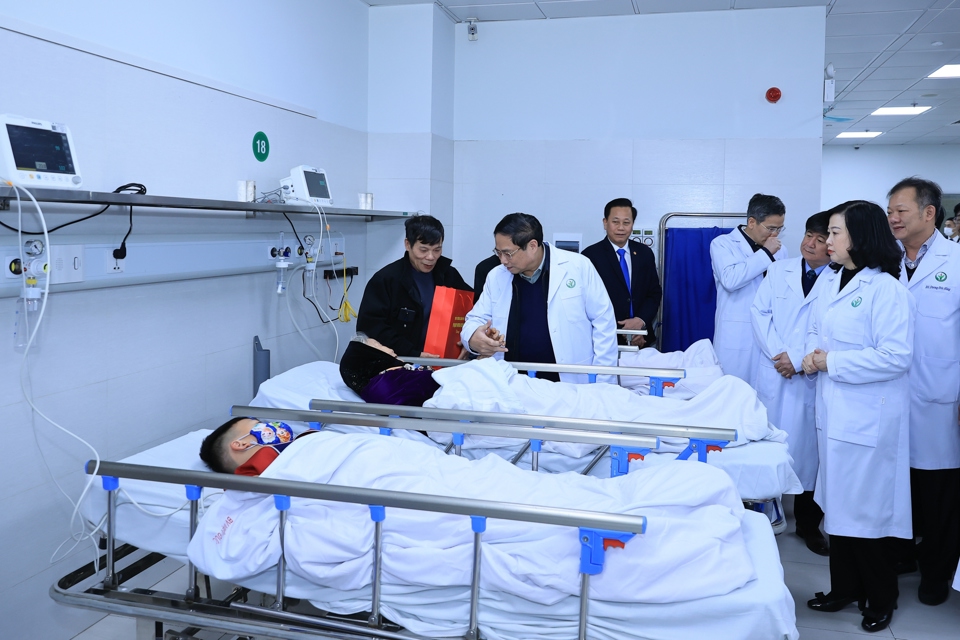 Thủ tướng Phạm Minh Ch&iacute;nh thăm, động vi&ecirc;n bệnh nh&acirc;n đang được điều trị tại Bệnh viện Việt Đức - Ảnh: VGP/Nhật Bắc