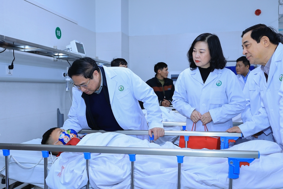 Thủ tướng Phạm Minh Ch&iacute;nh thăm, động vi&ecirc;n bệnh nh&acirc;n tại Ph&ograve;ng kh&aacute;m cấp cứu của Bệnh viện Việt Đức - Ảnh: VGP/Nhật Bắc