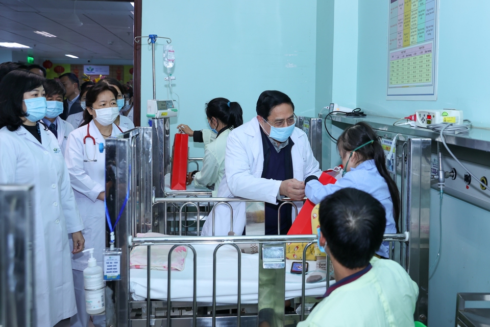 Thủ tướng thăm, chúc Tết bác sĩ và bệnh nhân các bệnh viện tại Hà Nội - Ảnh 1