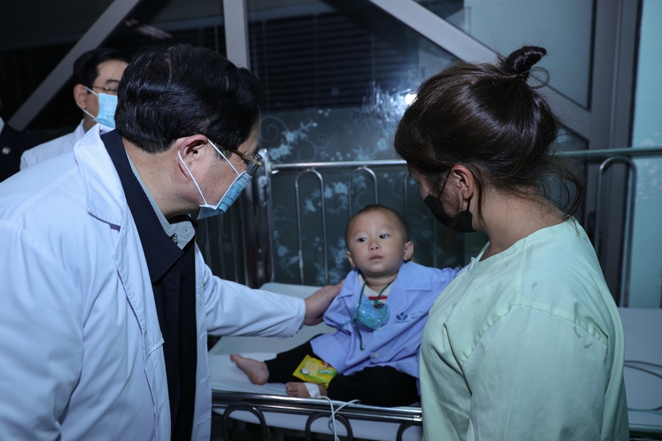 Thủ tướng thăm, chúc Tết bác sĩ và bệnh nhân các bệnh viện tại Hà Nội - Ảnh 2