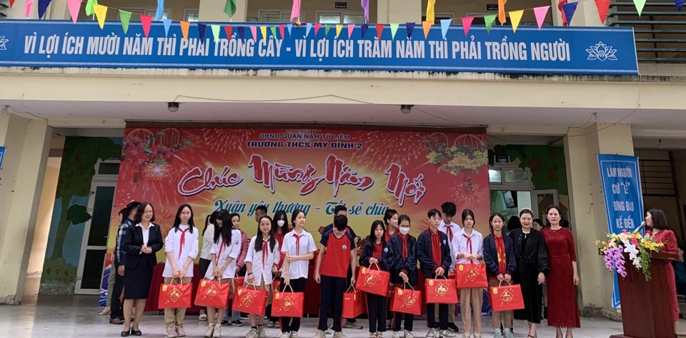 Trường THCS Mỹ Đình 2 trao quà Tết cho học sinh có hoàn cảnh khó khăn