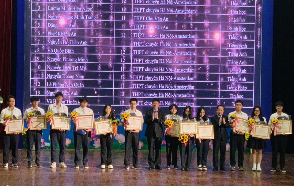 Giám đốc Sở GD&ĐT Hà Nội Trần Thế Cương trao thưởng cho Phan Khánh An và các học sinh đạt giải Nhất