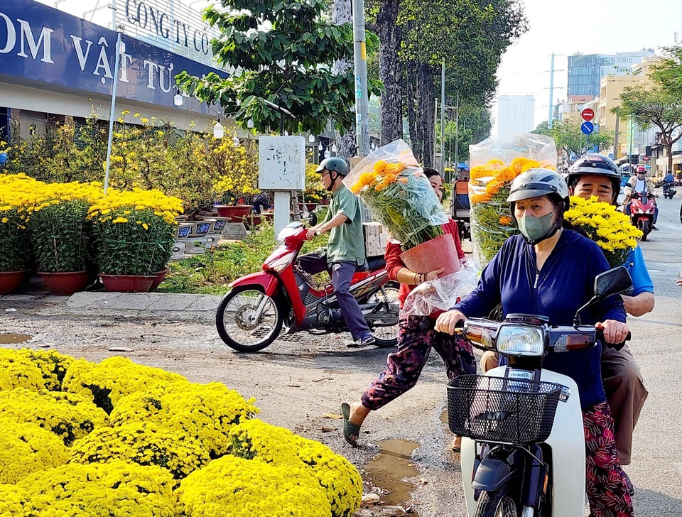 Tiểu thương tất bật b&aacute;n h&agrave;ng