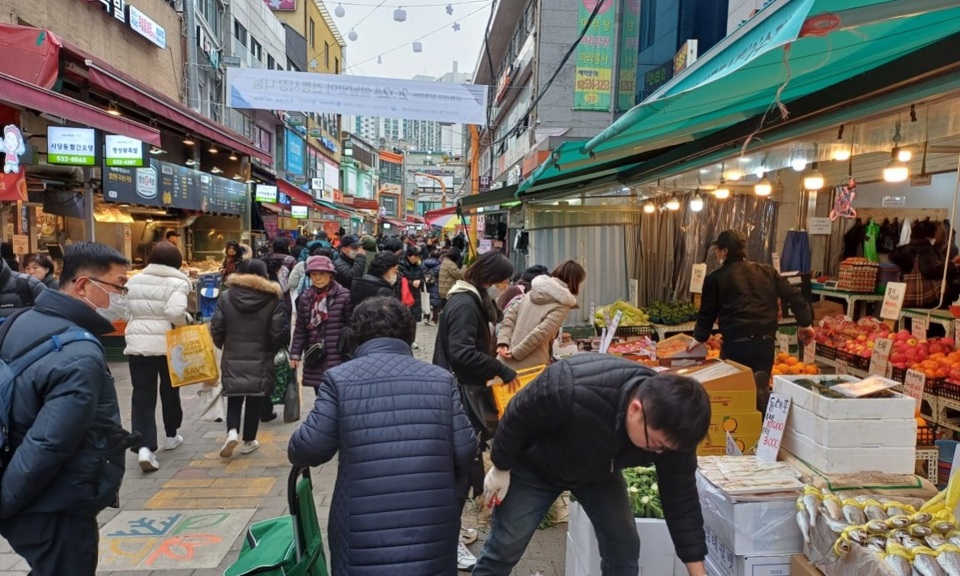 Người d&acirc;n H&agrave;n Quốc mua rau quả tại chợ Namseong, quận Dongjak, Seoul ng&agrave;y 7/2. Ảnh: SCMP
