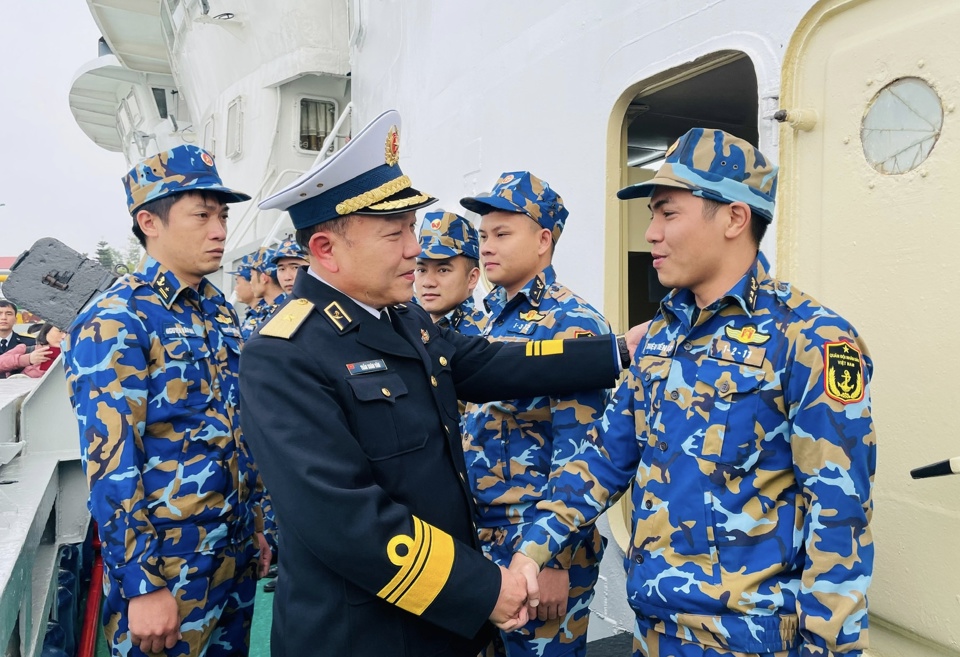 Chuẩn Đ&ocirc; đốc Trần Xu&acirc;n Văn - B&iacute; thư Đảng ủy, Ch&iacute;nh ủy V&ugrave;ng 1 Hải qu&acirc;n thăm, ch&uacute;c Tết c&aacute;n bộ, chiến sĩ t&agrave;u 636 nh&acirc;n dịp&nbsp;Tết Nguy&ecirc;n đ&aacute;n Gi&aacute;p Th&igrave;n 2024