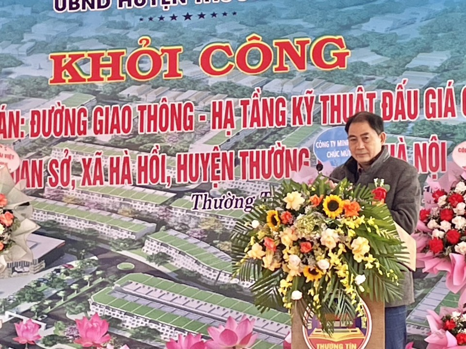 Chủ tịch UBND huyện Thường T&iacute;n Nguyễn Xu&acirc;n Minh ph&aacute;t biểu tại lễ khởi c&ocirc;ng tổ hợp 5 dự &aacute;n ng&agrave;y 24/12/2023.