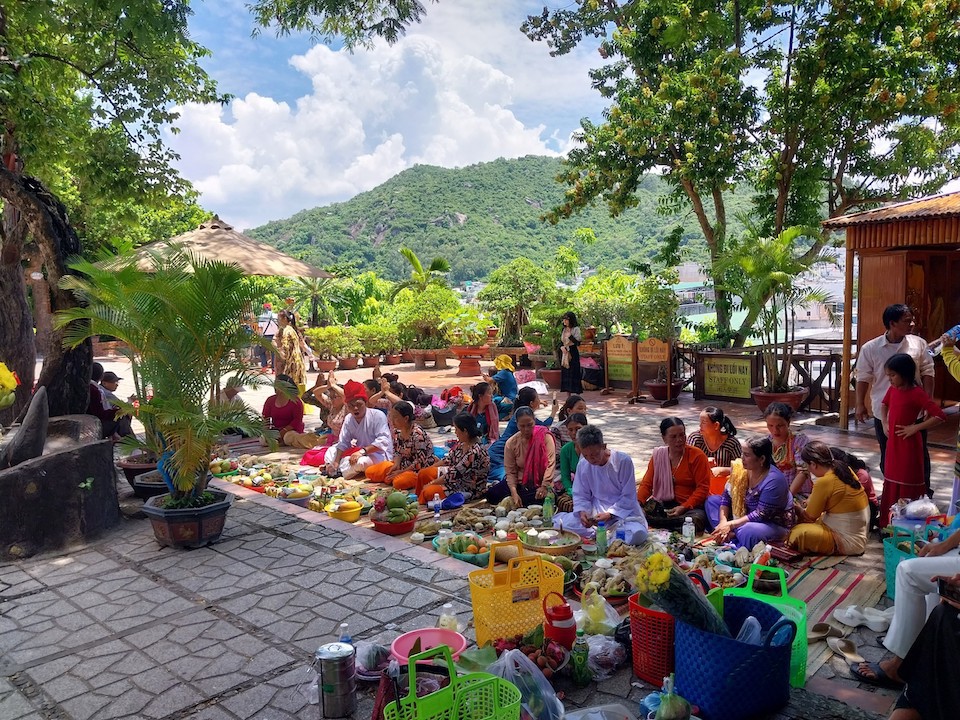Đi lễ ch&ugrave;a tại Nha Trang tỉnh Kh&aacute;nh H&ograve;a. Ảnh: Việt H&ugrave;ng