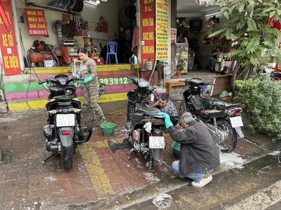 Lượng xe lớn, nhiều cửa h&agrave;ng tận dụng vỉa h&egrave;, l&ograve;ng đường để l&agrave;m nơi rửa xe.