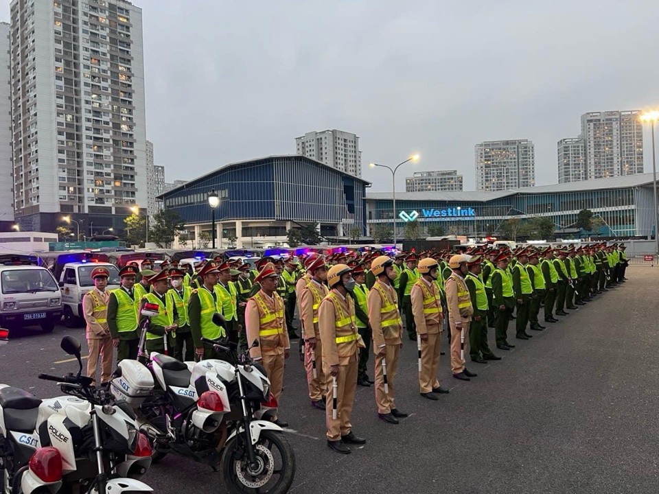 C&ocirc;ng an quận T&acirc;y Hồ đồng loạt triển khai c&aacute;c biện ph&aacute;p nghiệp vụ, ra qu&acirc;n bảo đảm tuyệt đối an ninh, an to&agrave;n Lễ hội &aacute;nh s&aacute;ng &ldquo;Rực rỡ Thăng Long&rdquo; v&agrave; chương tr&igrave;nh bắn ph&aacute;o hoa tầm cao. Đồng thời xử l&yacute; nghi&ecirc;m khắc đối với c&aacute;c trường hợp đốt ph&aacute;o tr&aacute;i ph&eacute;p, kinh doanh qu&aacute; giờ quy định tối 30 Tết Nguy&ecirc;n đ&aacute;n Gi&aacute;p Th&igrave;n (ảnh C&ocirc;ng Tr&igrave;nh).