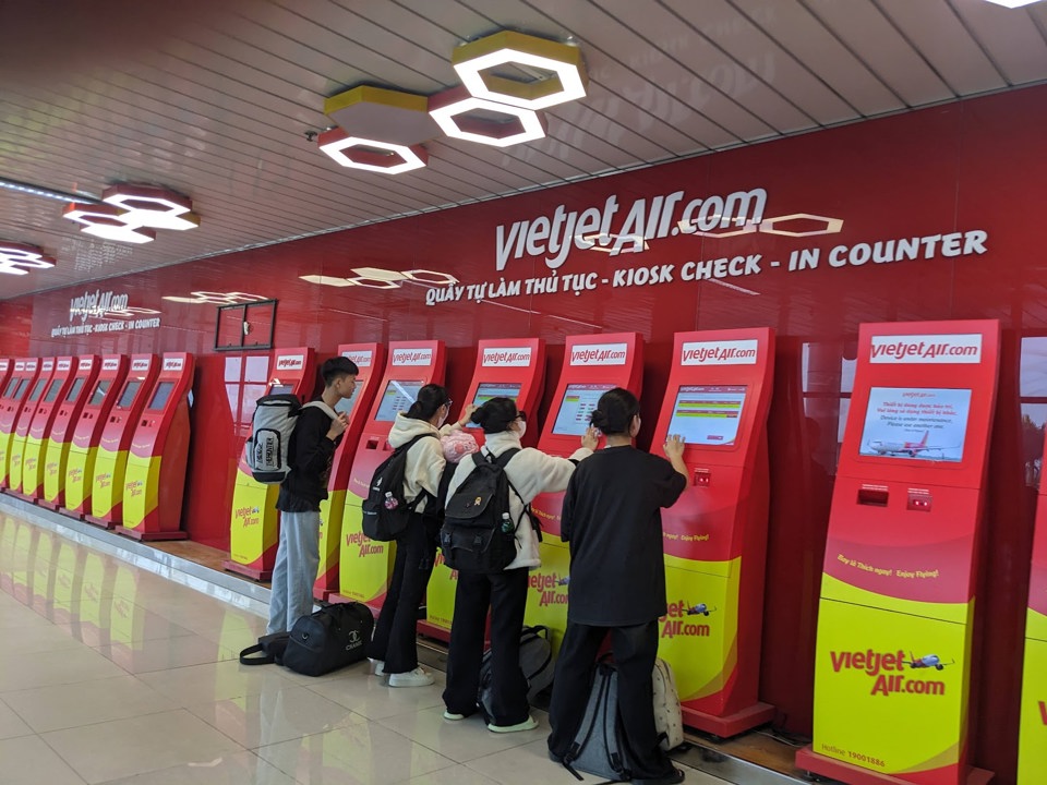 Hành khách tự làm thủ tục check-in tại qu&acirc;̀y.