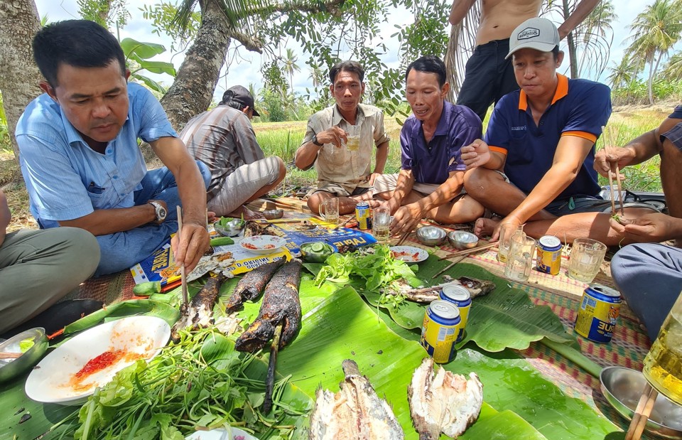 Bữa tiệc d&acirc;n d&atilde; tổ chức b&ecirc;n đ&igrave;a ngay sau buổi t&aacute;t bắt c&aacute; (Ho&agrave;ng Nam)