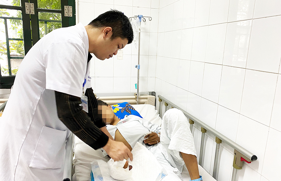 Bác sĩ Bệnh viện Hữu nghị Việt Đức chăm s&oacute;c bệnh nhi nhập viện do ph&aacute;o nổ.