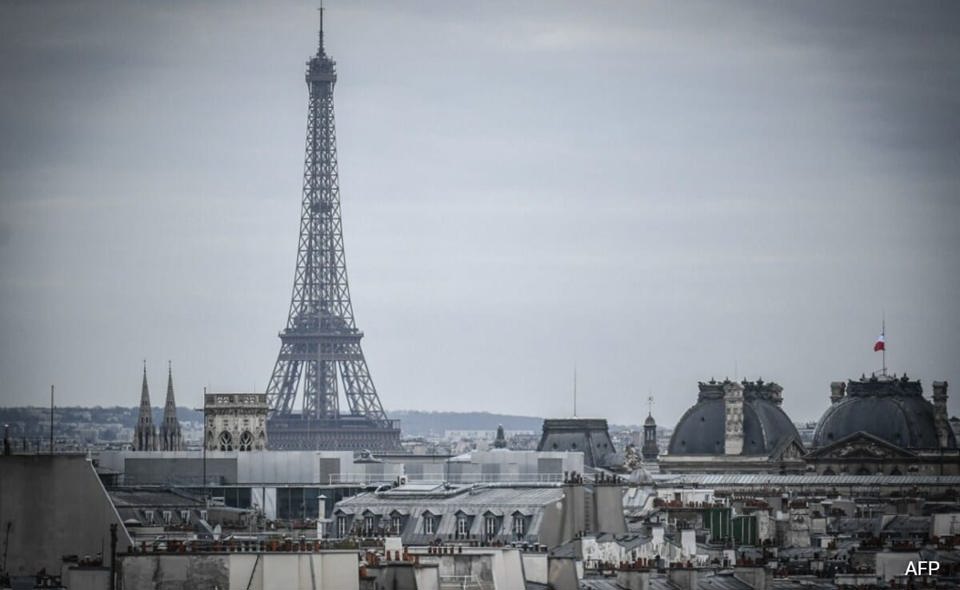 Thị trưởng Paris đang nỗ lực th&uacute;c đẩy&nbsp; dự &aacute;n cấm &ocirc; t&ocirc; lưu th&ocirc;ng quanh th&aacute;p Eiffel. Ảnh: AFP