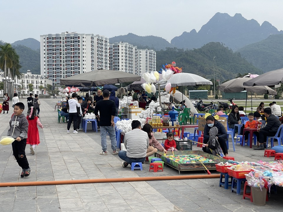 Ăn theo điểm check in tr&ecirc;n, h&agrave;ng loạt c&aacute;c gian h&agrave;ng vui chơi giải tr&iacute;, ăn uống nhẹ đ&atilde; xuất hiện tại quảng trường.