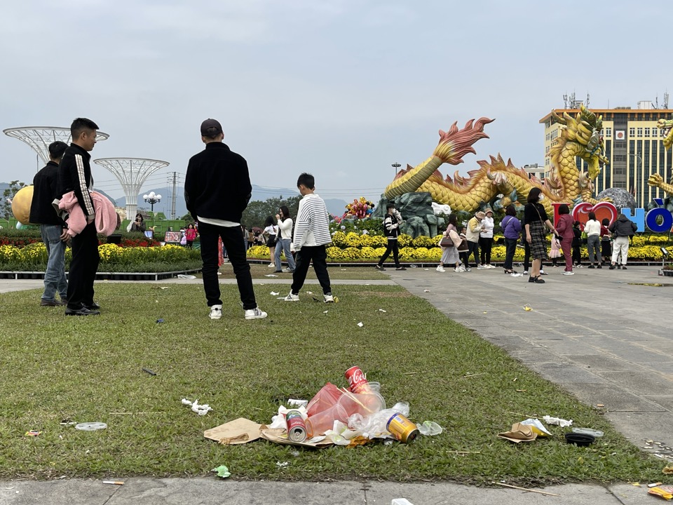 Tuy nhi&ecirc;n, tại kh&ocirc;ng it khu vực,r&aacute;c thải vẫn được chất th&agrave;nh đống g&acirc;y mất vệ sinh m&ocirc;i trường.