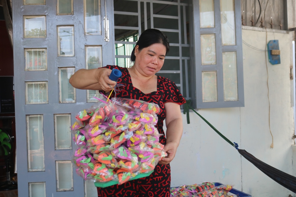 Với hơn 27 năm trong nghề chế t&aacute;c đồ chơi d&acirc;n gian truyền thống, vợ chồng chị Ly lu&ocirc;n t&acirc;m huyết tr&ecirc;n từng sản phẩm m&igrave;nh l&agrave;m ra. Ảnh: Hồng Thắm