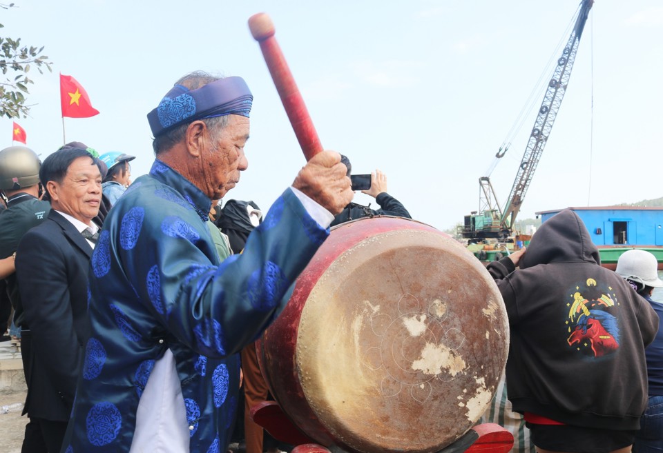 B&ocirc; l&atilde;o ph&aacute;t hồi trống lệnh.