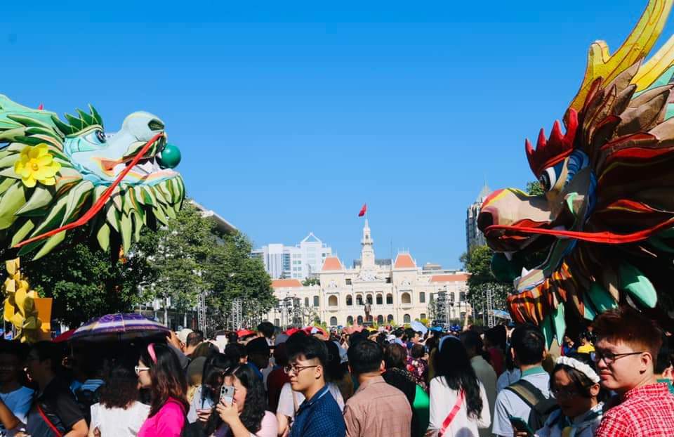 Trong ng&agrave;y m&ugrave;ng 3 Tết, rất nhiều gia đ&igrave;nh đến đ&acirc;y tham quan chụp h&igrave;nh Tết. Ảnh: Thanh Mai