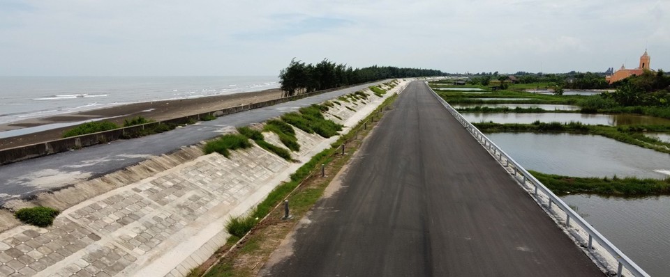 Tuyến đường bộ ven biển qua địa b&agrave;n x&atilde; Hải Đ&ocirc;ng (huyện Hải Hậu, Nam Định) đ&atilde; cơ bản ho&agrave;n thiện. Ảnh: B&aacute;o Nam Định