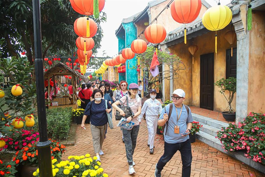 Lễ hội Mùa xuân Sun World Ba Na Hills hút hàng vạn du khách  - Ảnh 1
