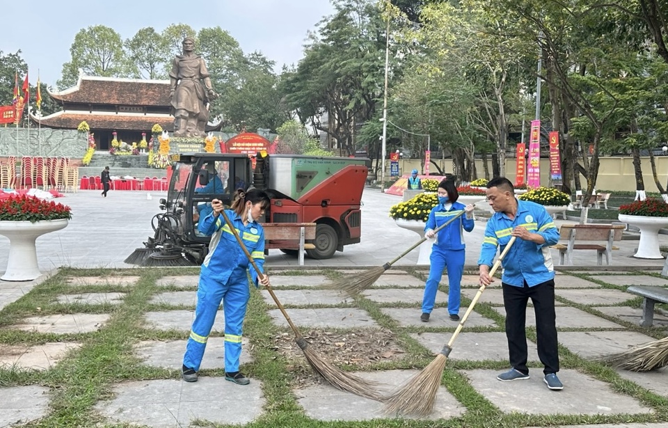 Bắt đầu từ s&aacute;ng ng&agrave;y 13/2 (tức Mừng 4 Tết) c&aacute;c c&ocirc;ng nh&acirc;n vệ sinh m&ocirc;i trường Chi nh&aacute;nh Đống Đa đ&atilde; c&oacute; mặt tại G&ograve; Đống Đa để tổ chức duy tr&igrave; vệ sinh m&ocirc;i trường.