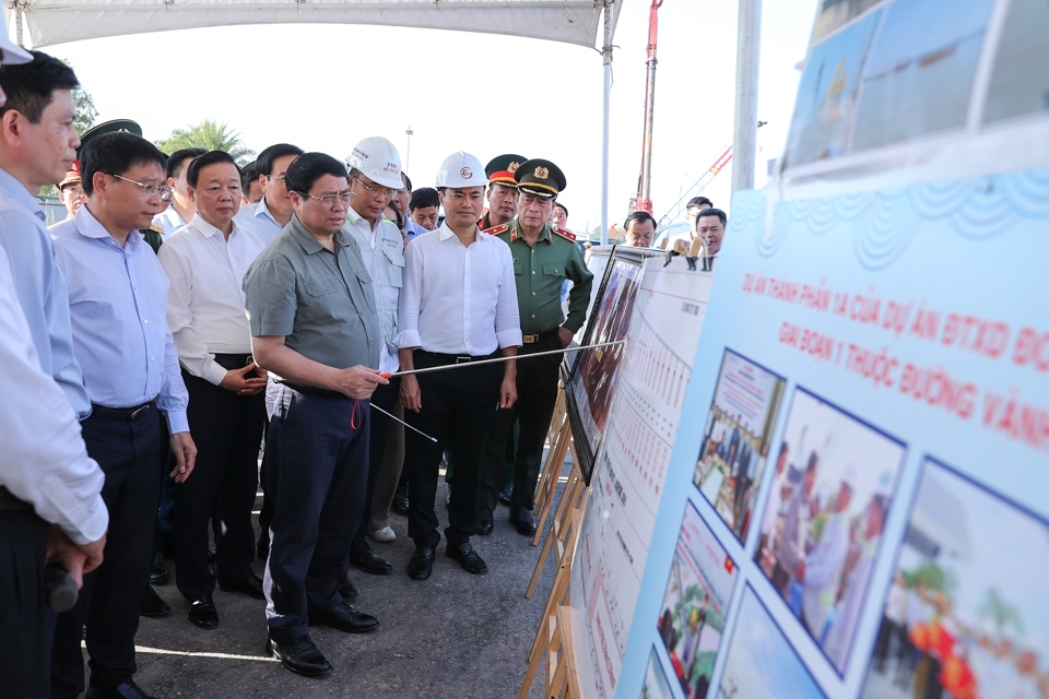 Thủ tướng Phạm Minh Ch&iacute;nh kiểm tra tiến độ thi c&ocirc;ng tuyến đường V&agrave;nh đai 3 TPHCM tr&ecirc;n địa b&agrave;n TPHCM - Ảnh: VGP/Nhật Bắc