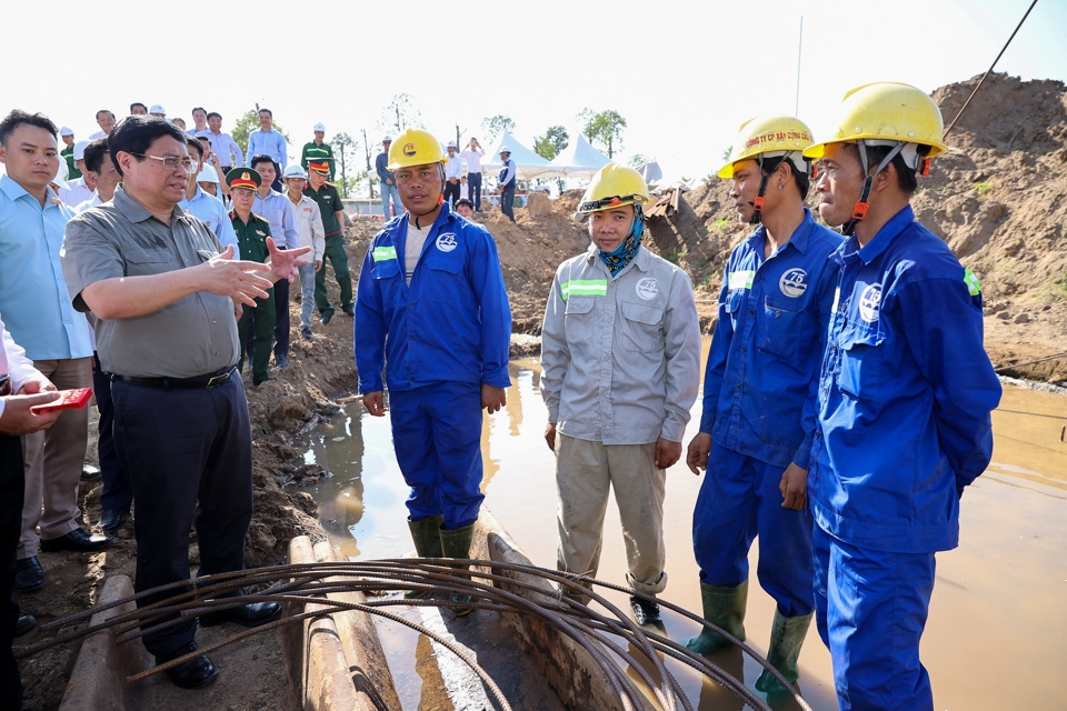 Thủ tướng thăm hỏi, động vi&ecirc;n c&ocirc;ng nh&acirc;n đang thi c&ocirc;ng Dự &aacute;n - Ảnh: VGP/Nhật Bắc