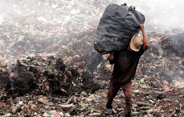 C&aacute;c b&atilde;i r&aacute;c đang l&agrave; nguồn ph&aacute;t thải kh&iacute; methan khổng lồ. Ảnh: The Guardian